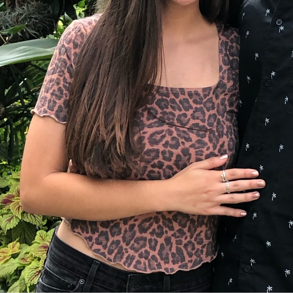 Super cute and flattering cheetah top.
Perfect going out top with jeans!